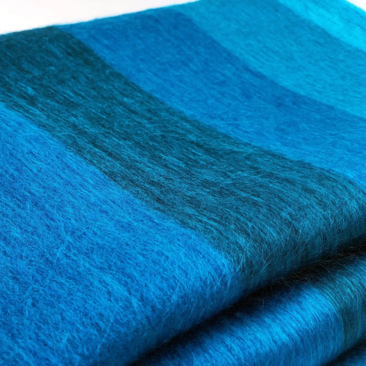 Gefaltete ECUALAMA Decke mit blau-türkisen Streifen – Bild 3
